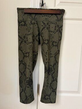 Lululemon Green Snakeskin Print Cropped Leggings Est. Size 8